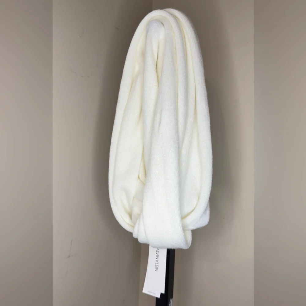 NWT Calvin Klein infinity loop Scarf with Logo Accent
